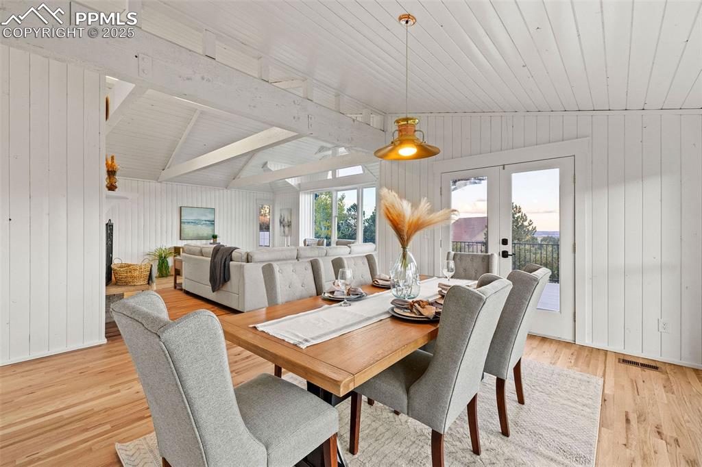 Image 23 of 49: Dining Area