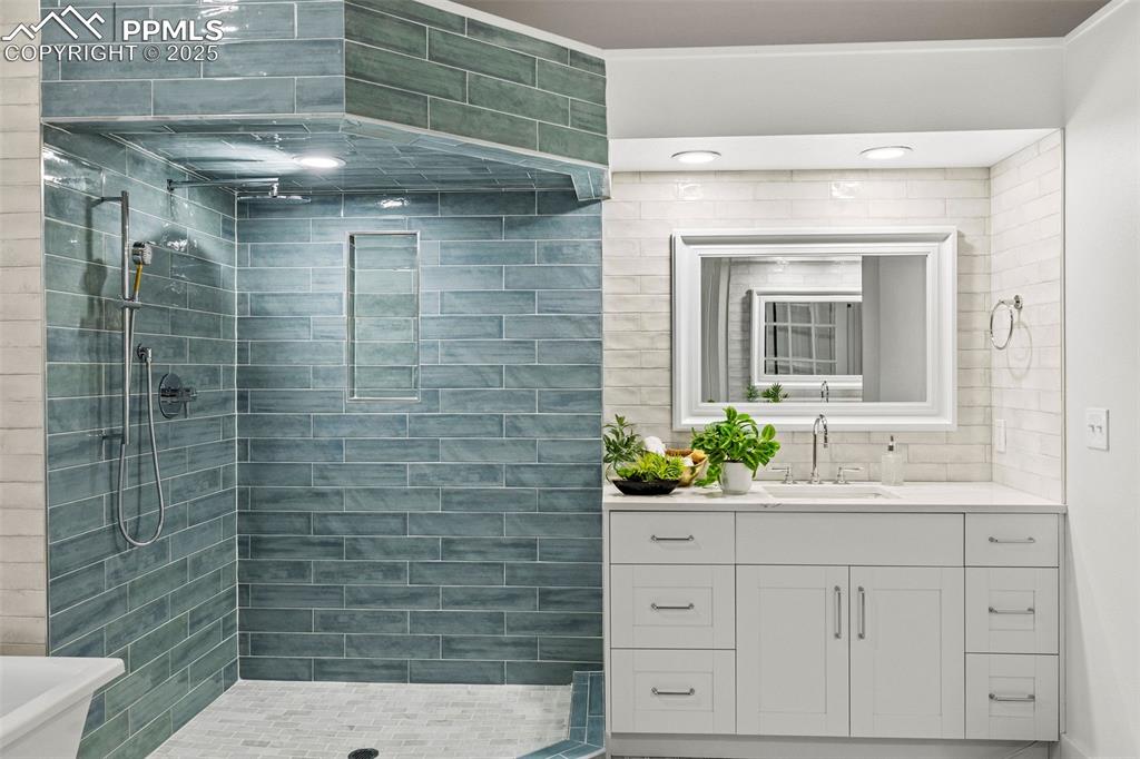 Image 29 of 49: Seamless shower glass has been ordered