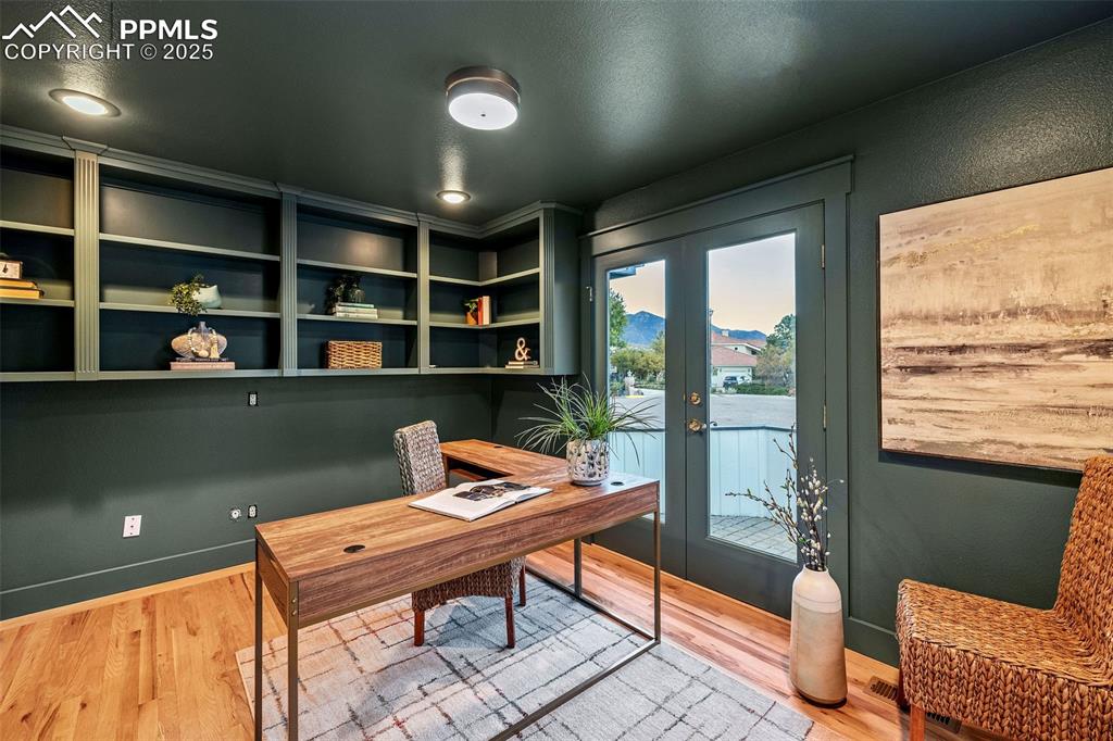 Image 37 of 49: Office