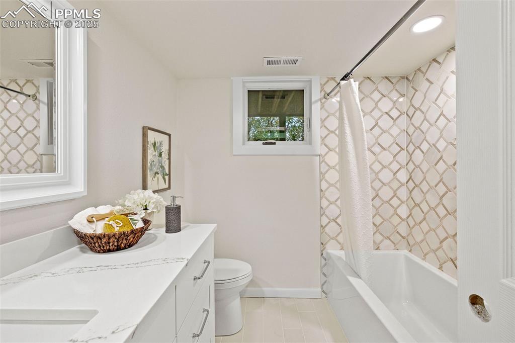 Image 40 of 49: Bathroom