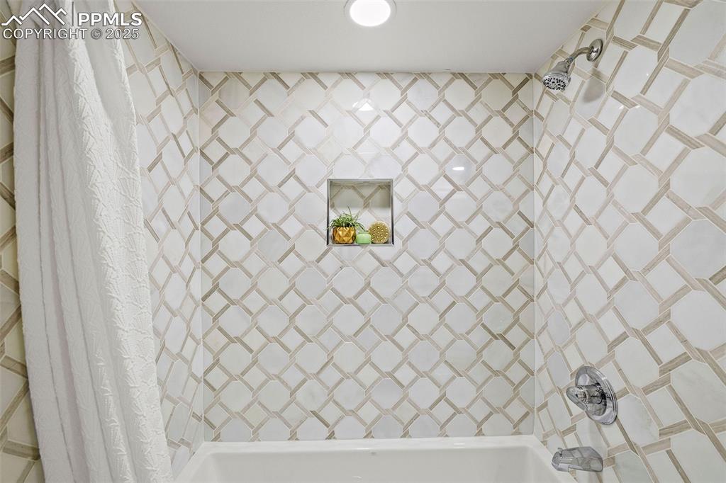 Image 41 of 49: Bathroom