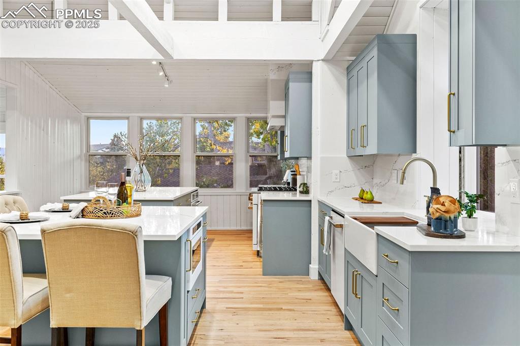 Image 7 of 49: Kitchen