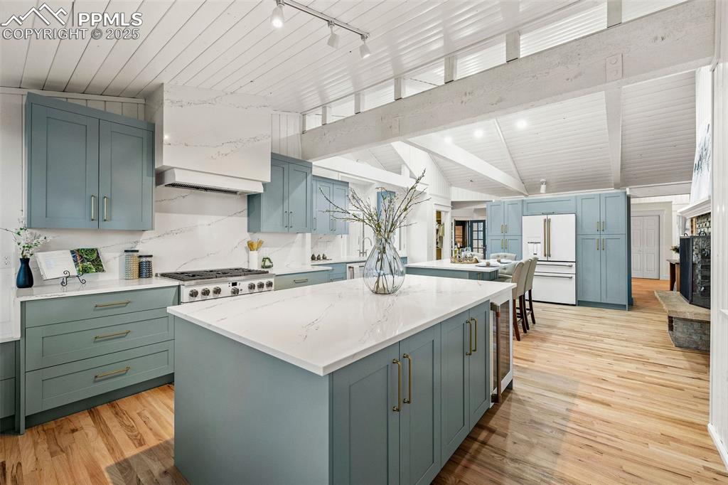 Image 9 of 49: Kitchen