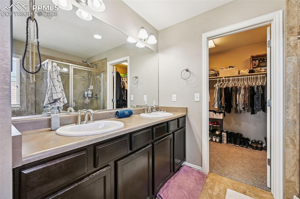 Image 21 of 49: Bathroom