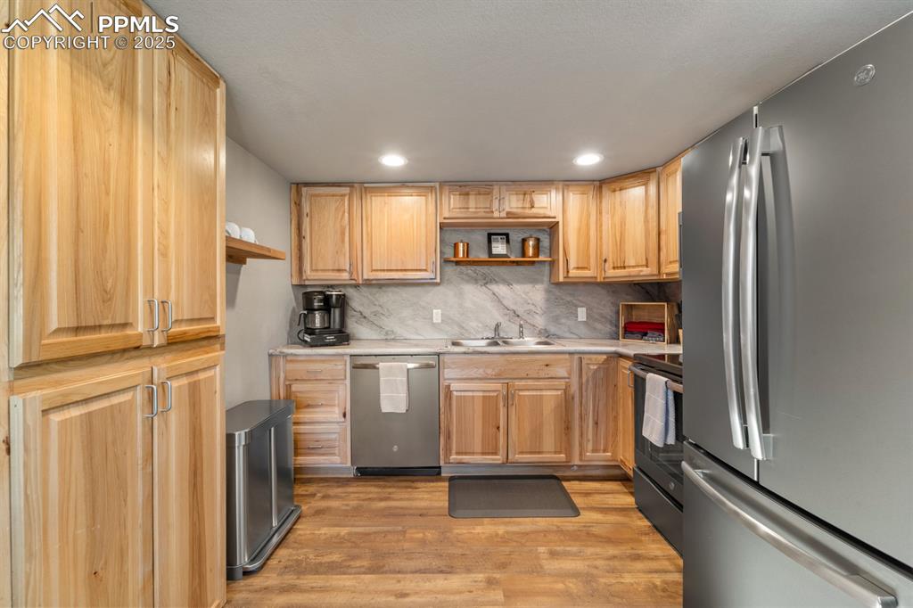 Image 14 of 22: Kitchen