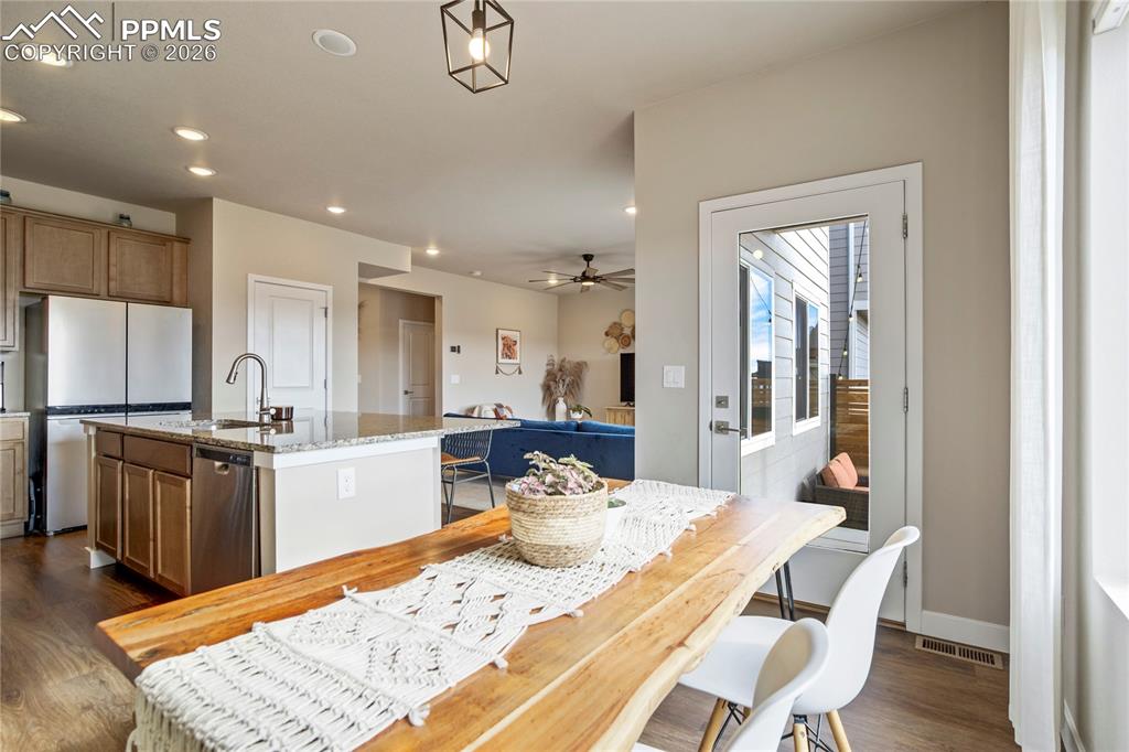 Image 13 of 50: Dining Area