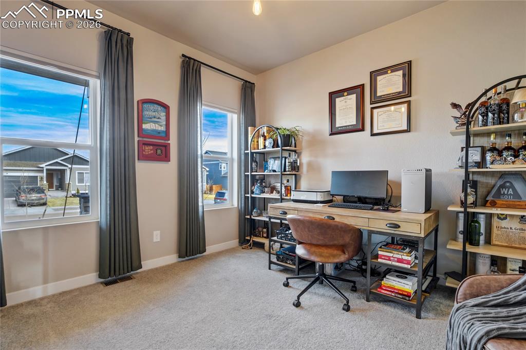 Image 17 of 50: Office