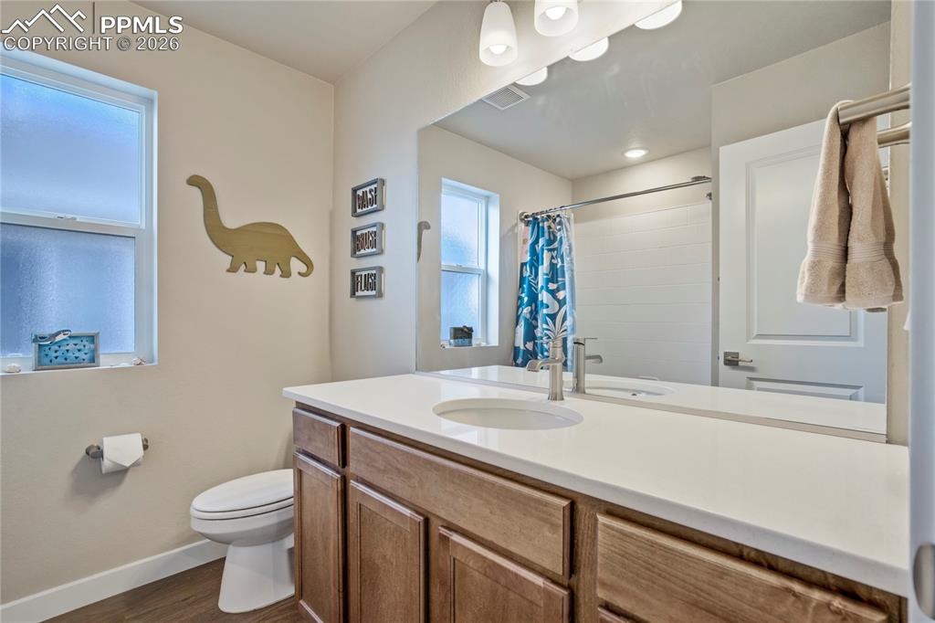 Image 31 of 50: Bathroom