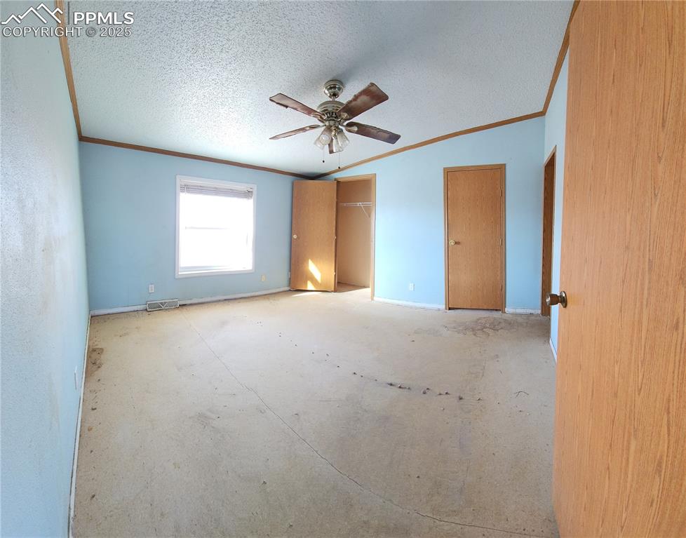 Image 8 of 18: Bedroom