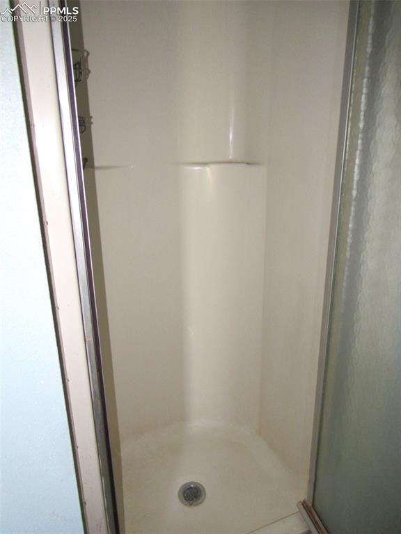 Image 9 of 18: Bathroom