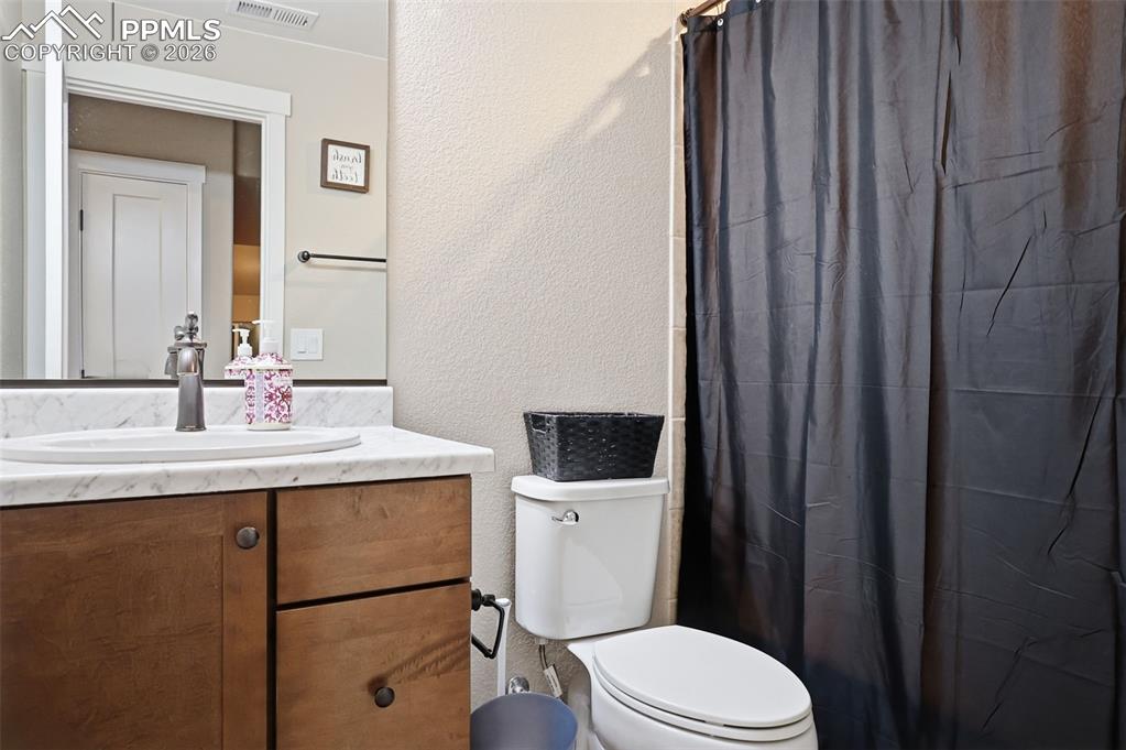 Image 17 of 35: Bathroom