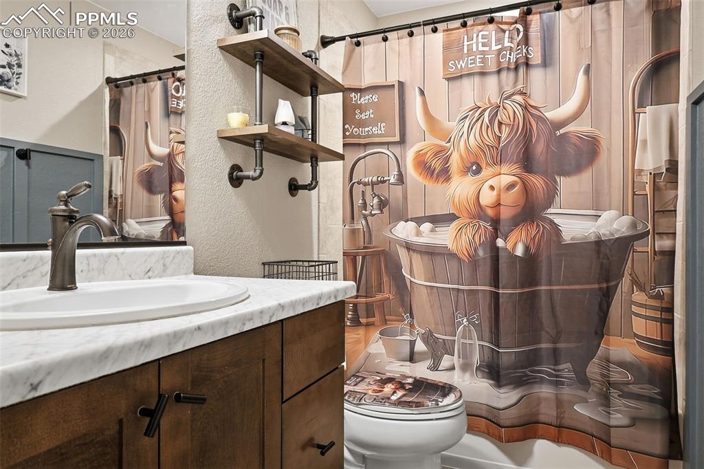 Image 18 of 35: Bathroom