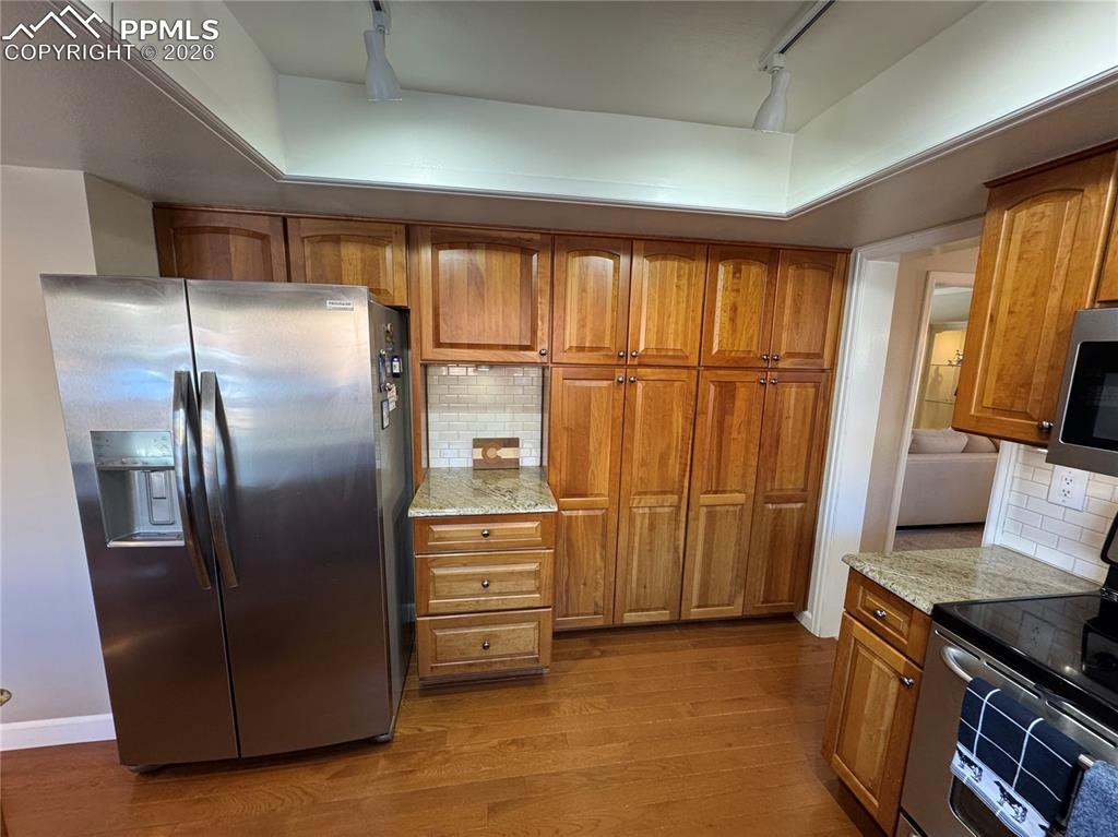 Image 16 of 48: Kitchen