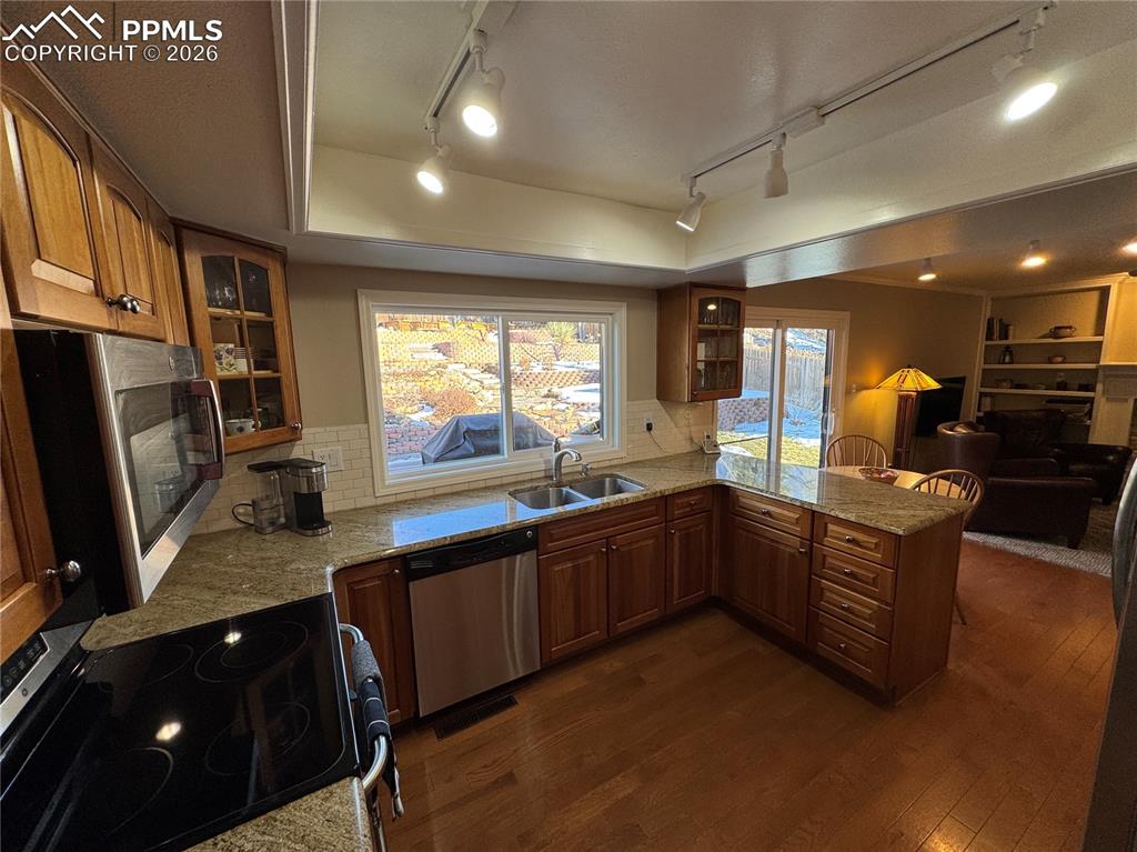 Image 17 of 48: Kitchen