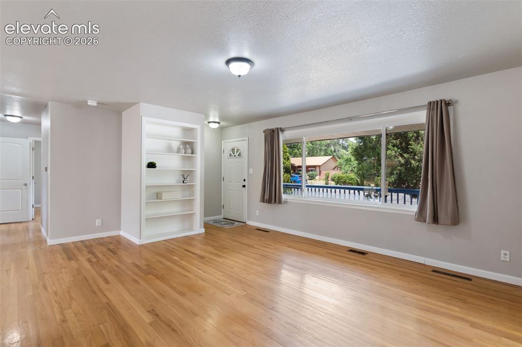 Image 4 of 21: Beautiful Hardwood floors
