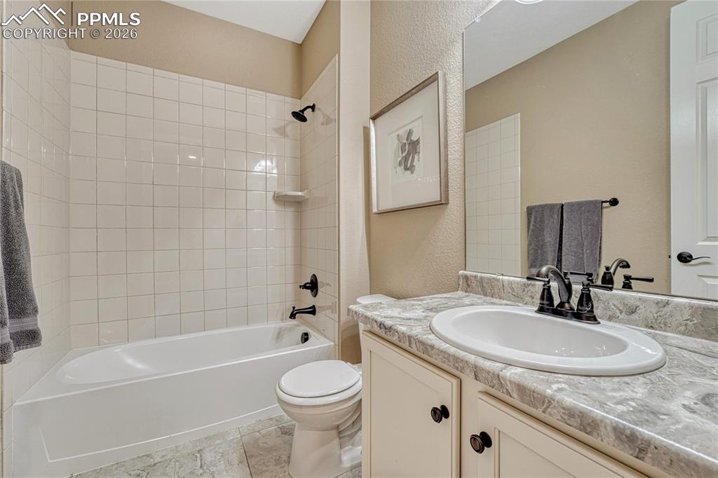 Image 10 of 44: Bedroom