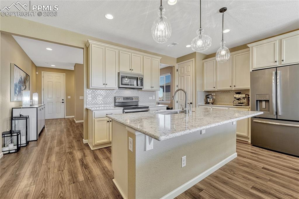 Image 20 of 44: Kitchen