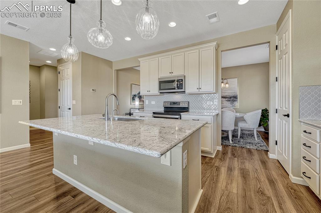 Image 21 of 44: Kitchen