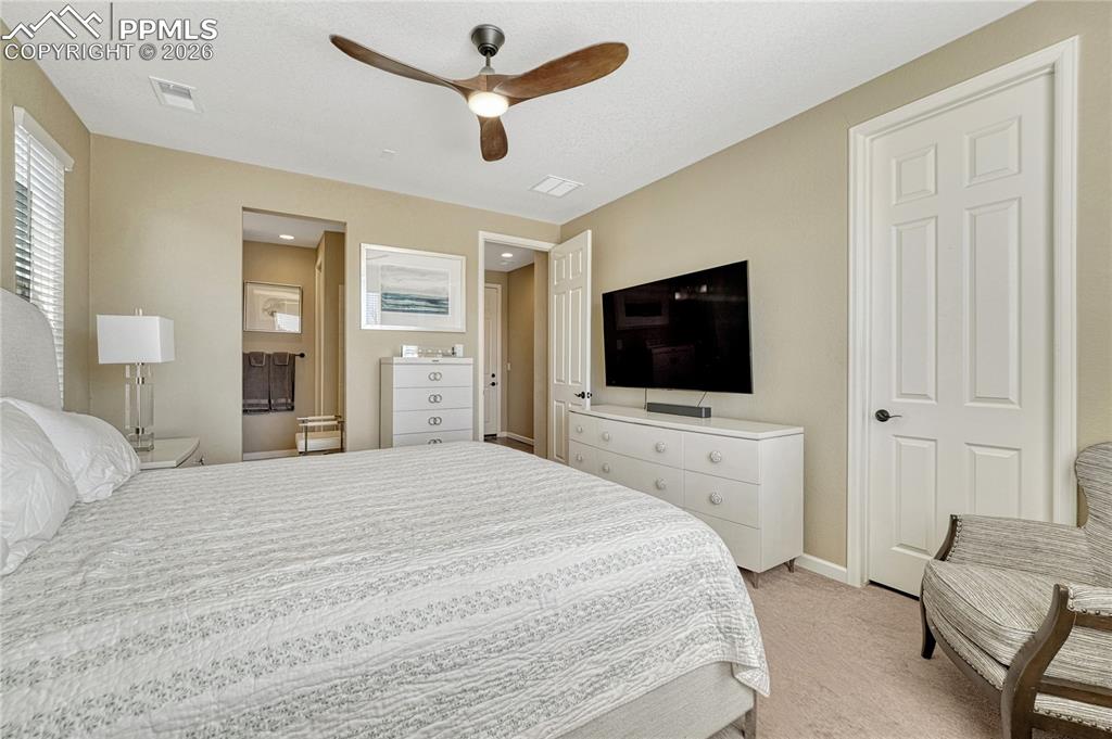 Image 27 of 44: Bedroom