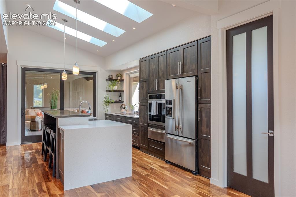 Image 10 of 50: Kitchen