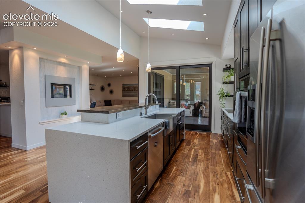 Image 11 of 50: Kitchen