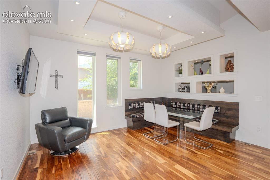 Image 13 of 50: Dining Area