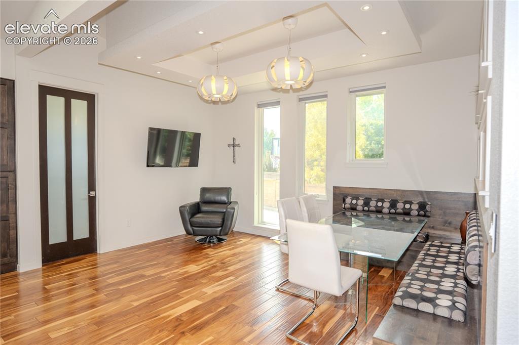 Image 14 of 50: Dining Area
