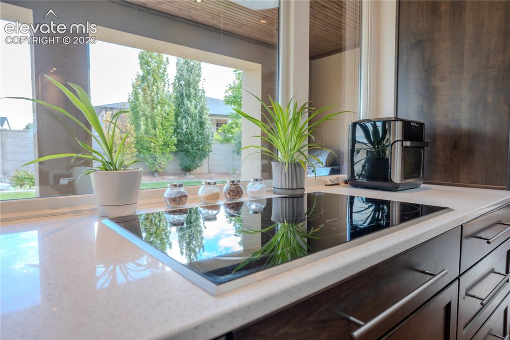 Image 9 of 50: Kitchen
