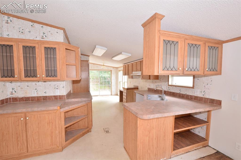 Image 10 of 33: Kitchen