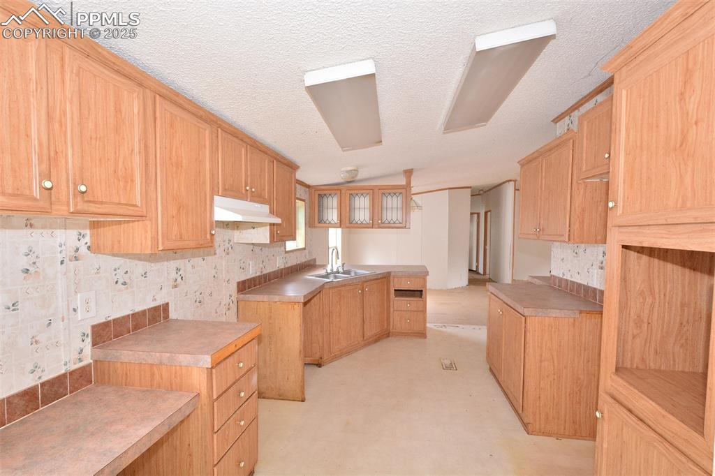 Image 12 of 33: Kitchen