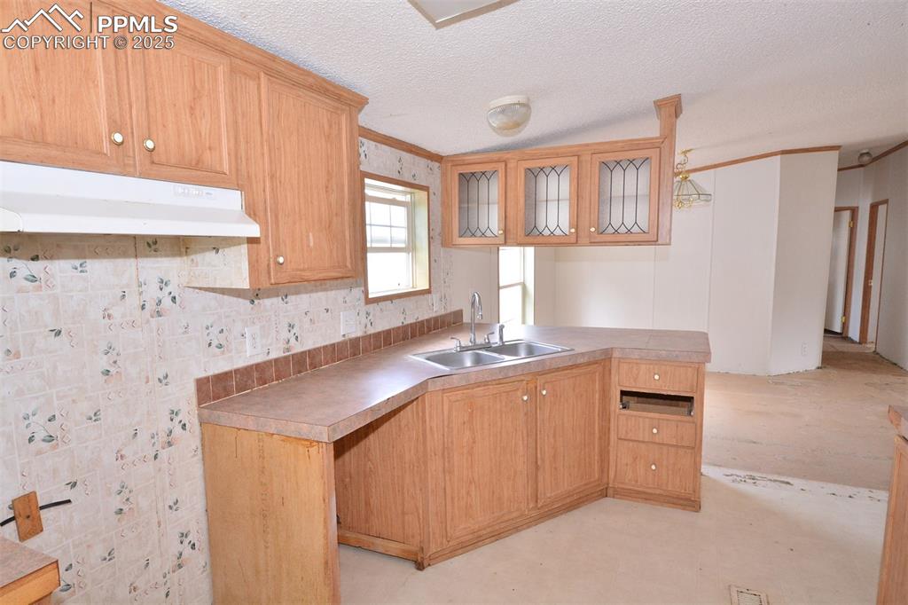 Image 13 of 33: Kitchen