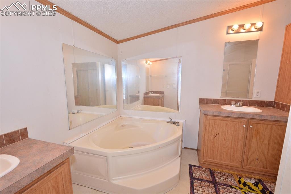 Image 15 of 33: Bathroom