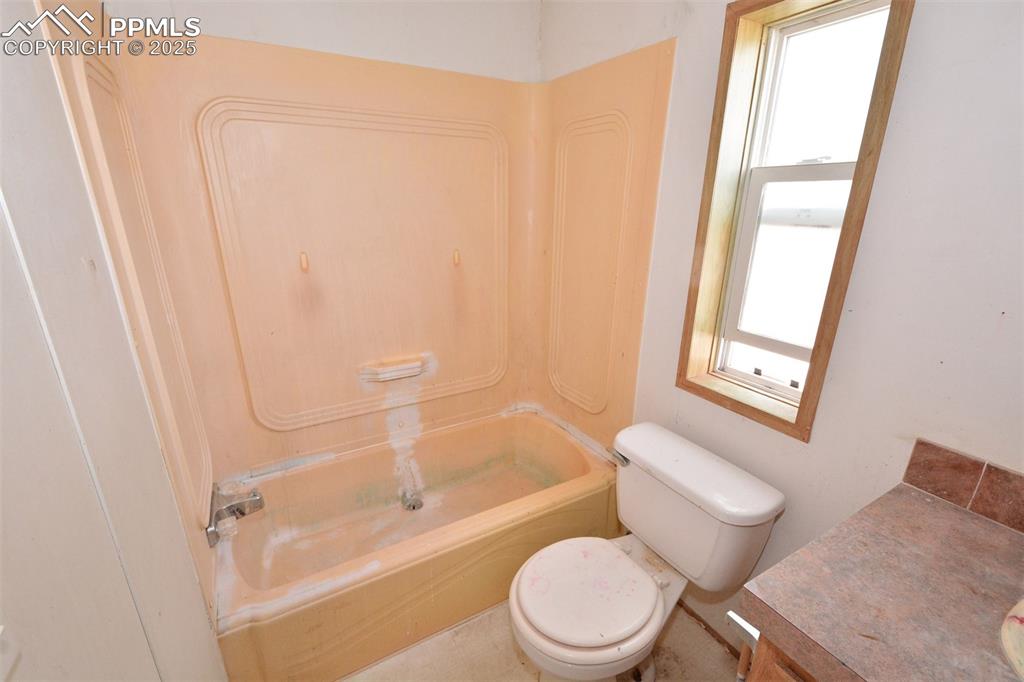 Image 17 of 33: Bathroom