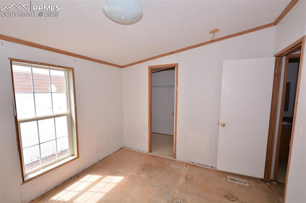 Image 20 of 33: Bedroom