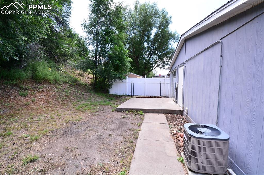 Image 22 of 33: Yard