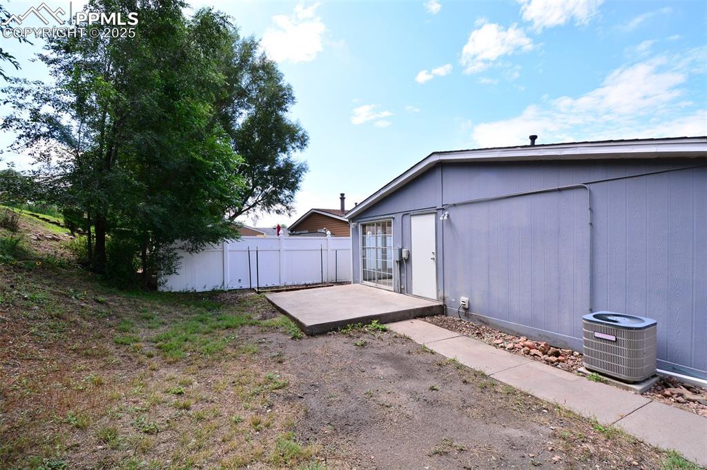 Image 24 of 33: Yard