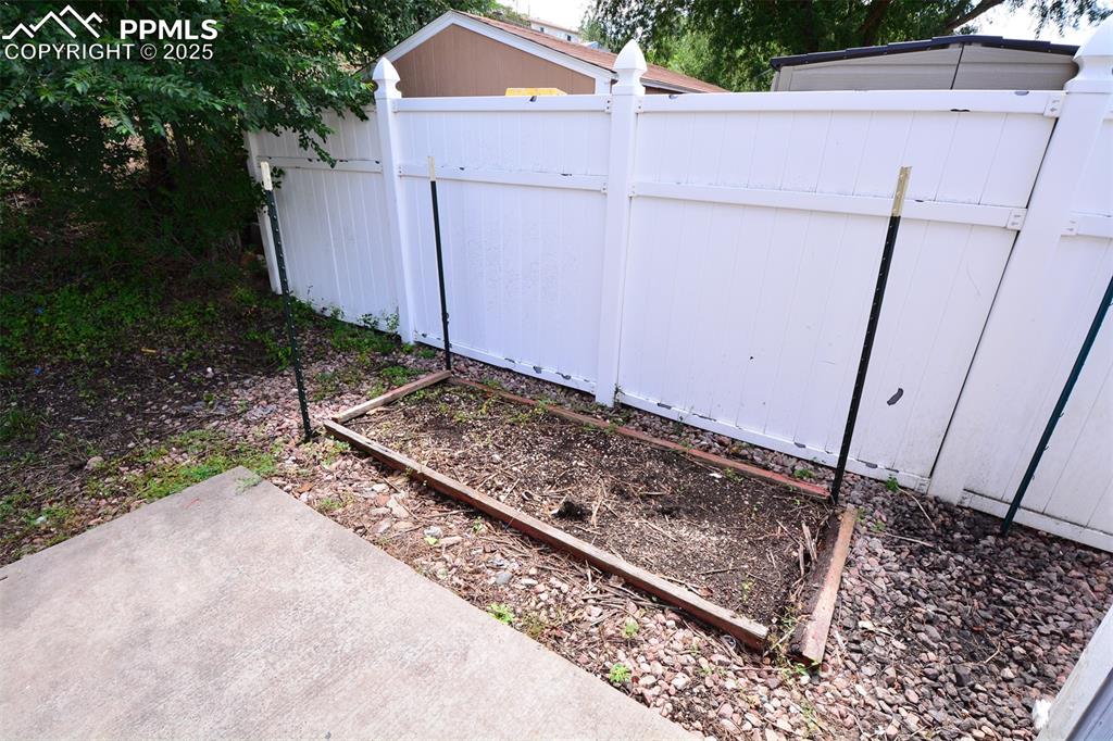 Image 27 of 33: Yard