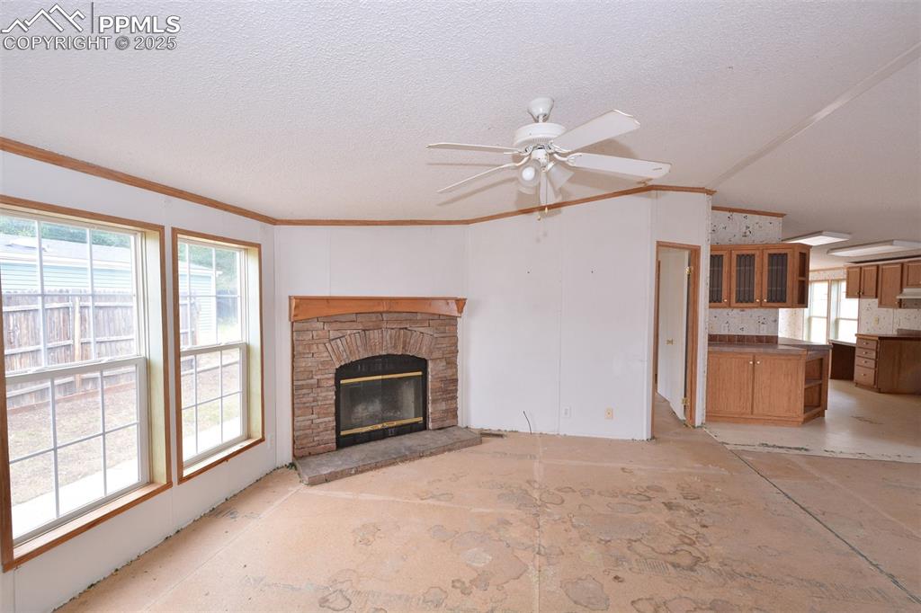 Image 5 of 33: Living Room