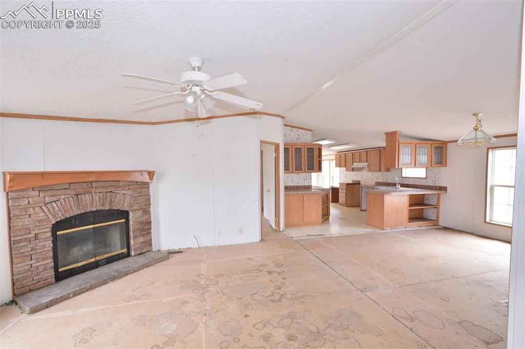 Image 6 of 33: Living Room