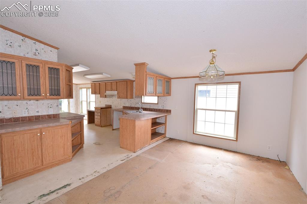 Image 7 of 33: Kitchen