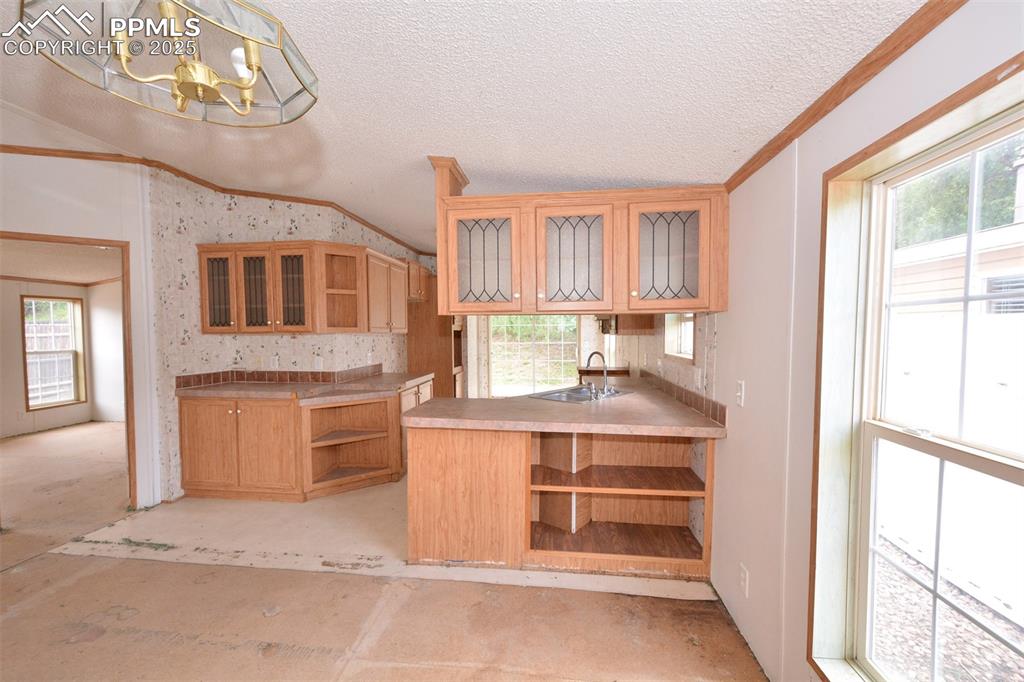 Image 9 of 33: Kitchen