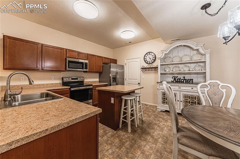 Image 15 of 45: Kitchen