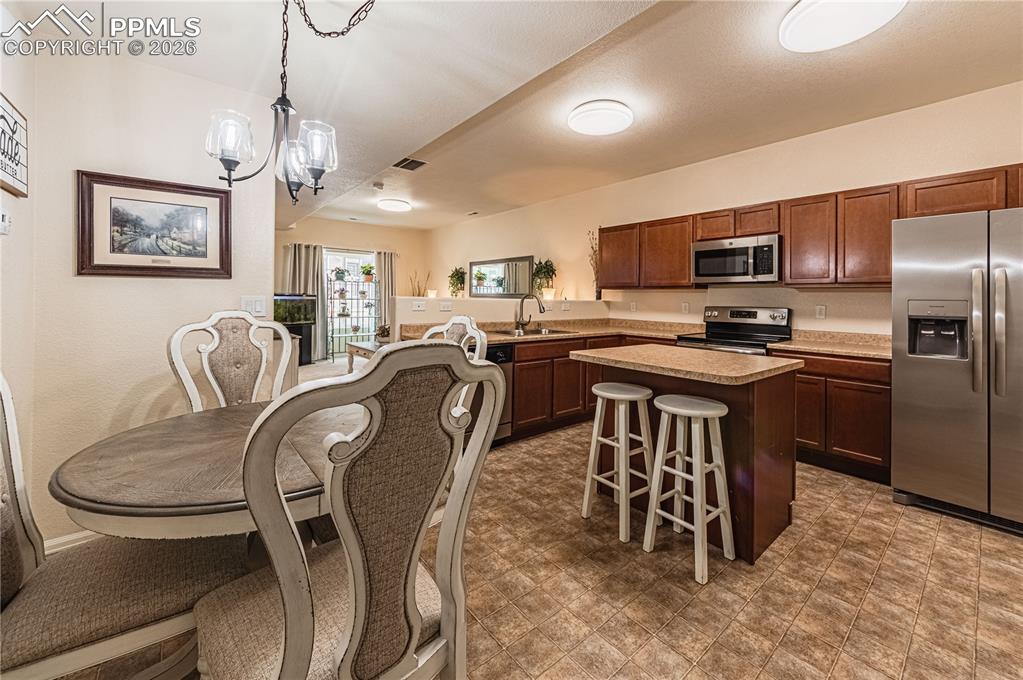 Image 17 of 45: Kitchen