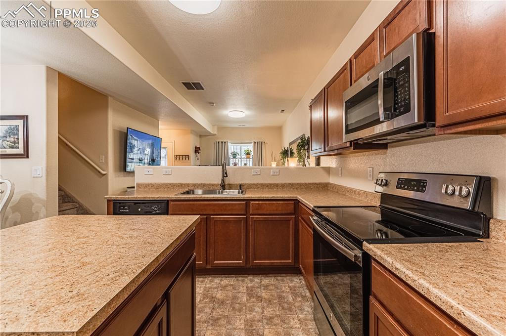 Image 18 of 45: Kitchen