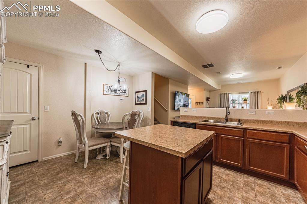 Image 19 of 45: Kitchen