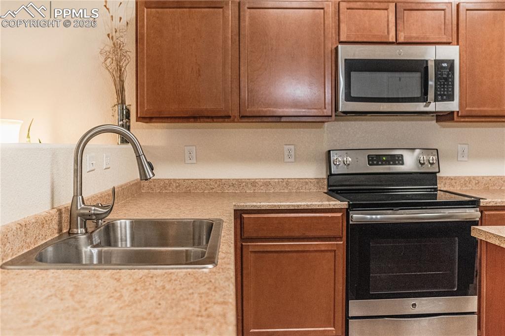 Image 23 of 45: Kitchen