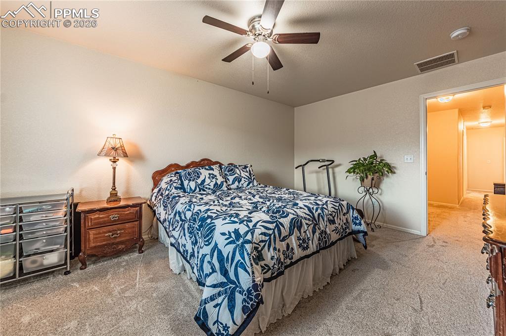 Image 31 of 45: Bedroom