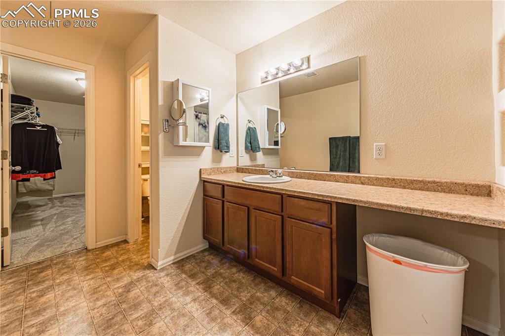 Image 33 of 45: Bathroom