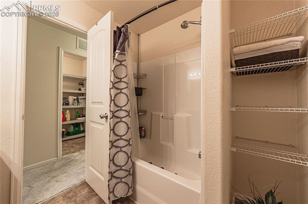 Image 43 of 45: Bathroom