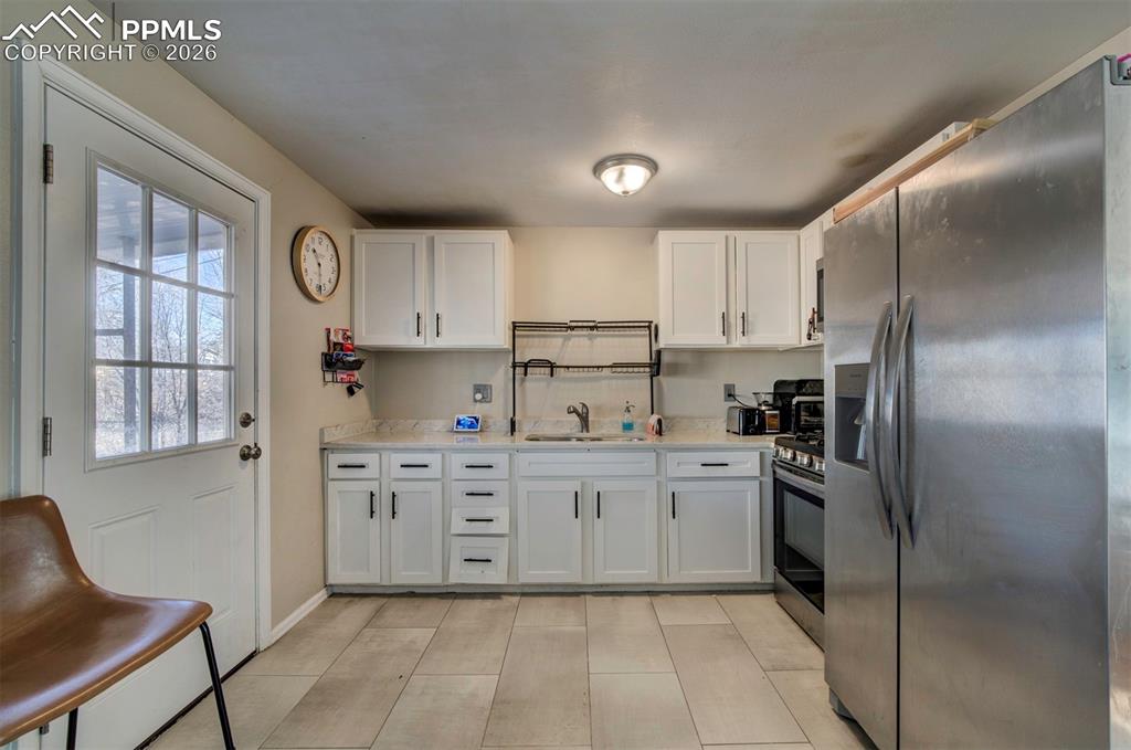 Image 10 of 41: Kitchen